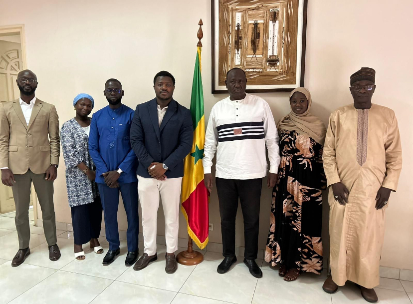 Aux côtés de M. Ba (président de l'AMS) et ses collaborateurs, au Sénégal.